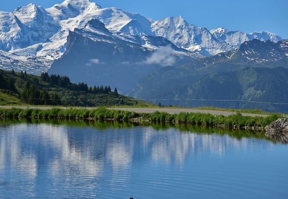Vue du Mont Blanc se reflétant dans un lac